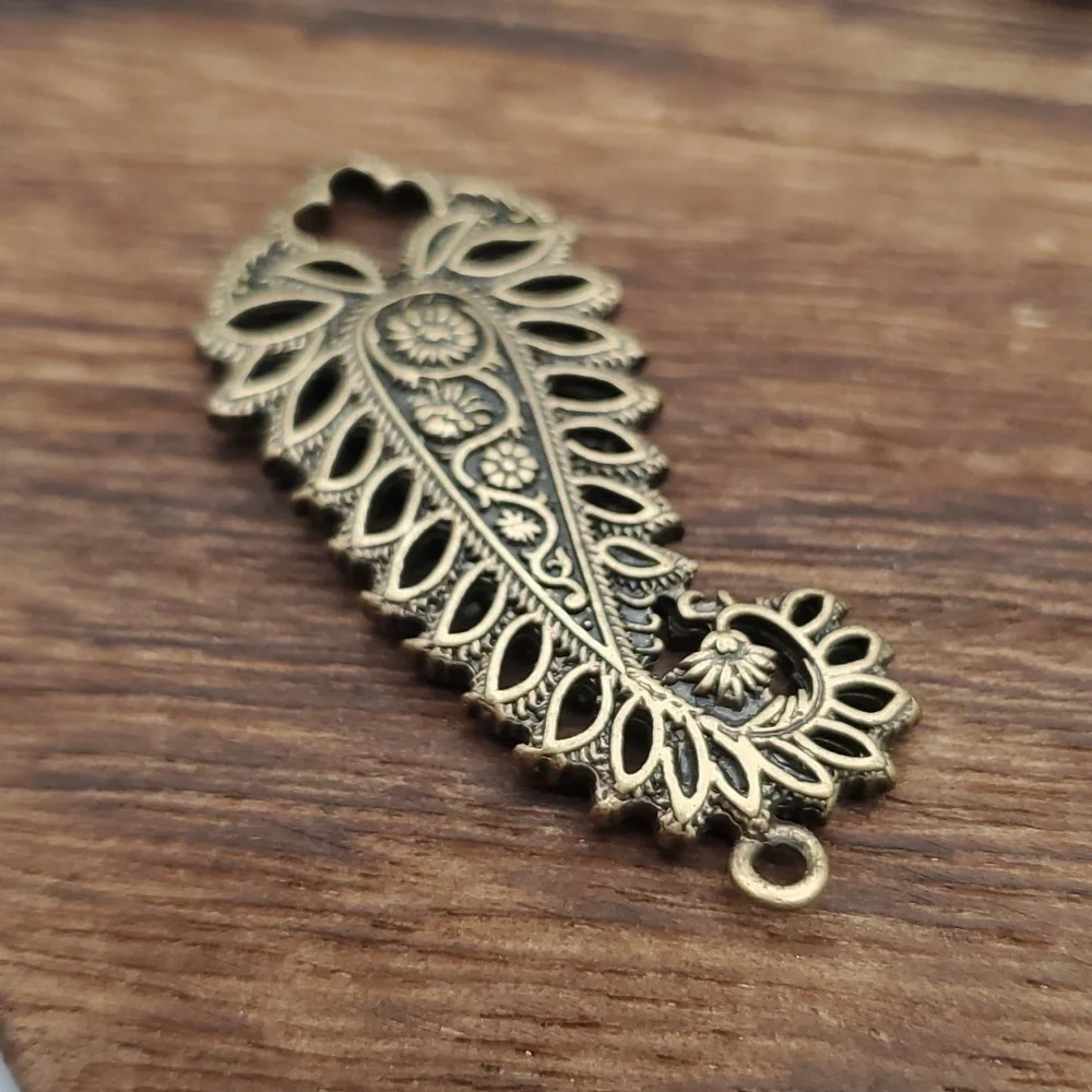 Indian bride‎ leaf pendant